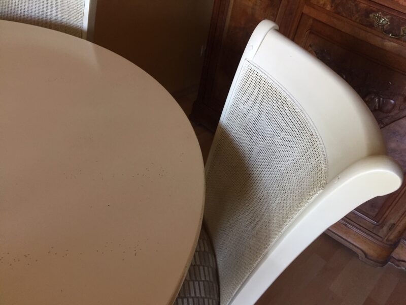 table ronde de style laque blanche de DASRAS meubles chalon ardeche drome