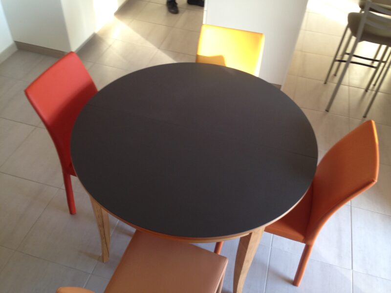 table ronde merisier naturel et céramique grise avec allonges moderne de DASRAS