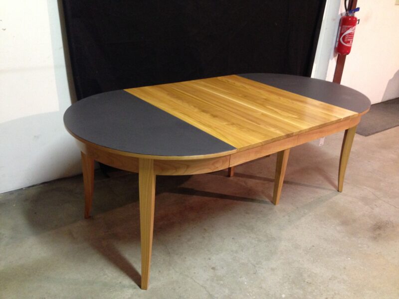 table ronde merisier naturel et céramique grise avec allonges moderne de DASRAS meubles chalon 07500 valence 26000 contemporain allonges bois pieds central amovible