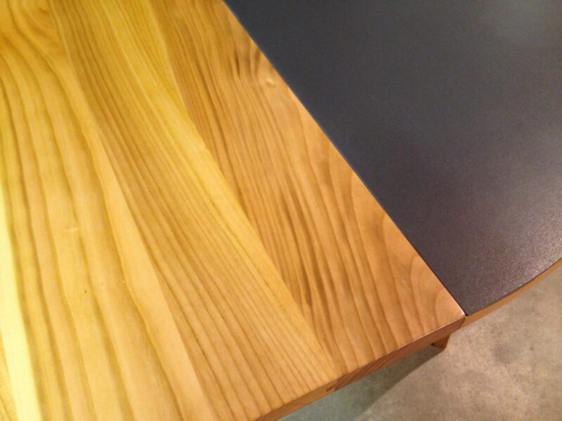 table ronde merisier naturel et céramique grise avec allonges moderne de DASRAS meubles chalon 07500 valence 26000 contemporain