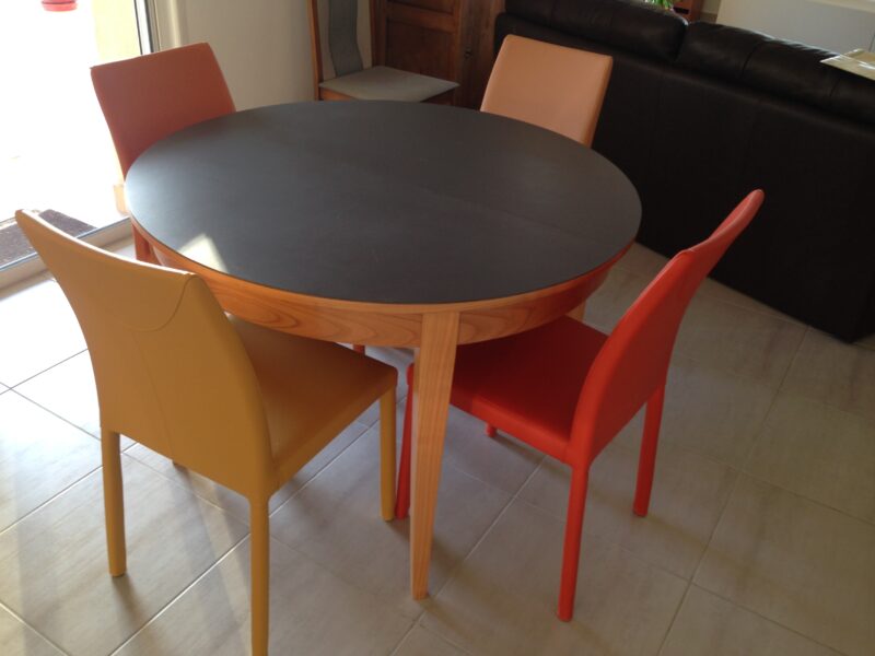 table ronde merisier naturel et céramique grise avec allonges moderne de DASRAS meubles chalon 07500 valence 26000