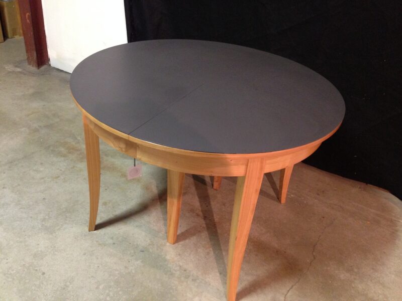 table ronde merisier naturel et céramique grise avec allonges moderne de DASRAS