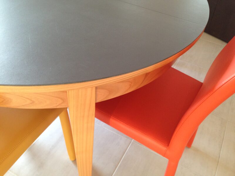 table ronde merisier naturel et céramique grise avec allonges moderne de DASRAS meubles chalon 07500