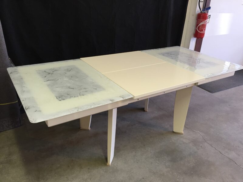 Table de salle a manger venus de taglan verre et bois