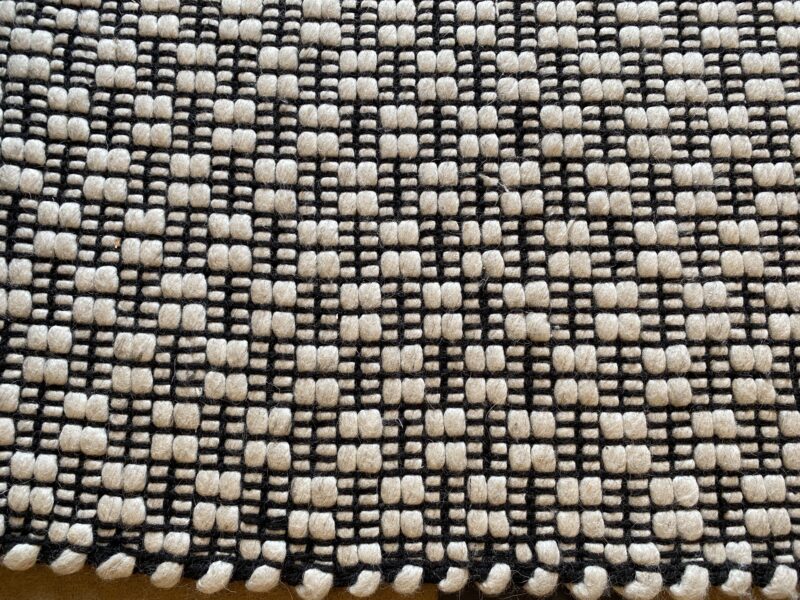 Tapis contemporain de nobilis couleur noir et blanc aux meubles chalon