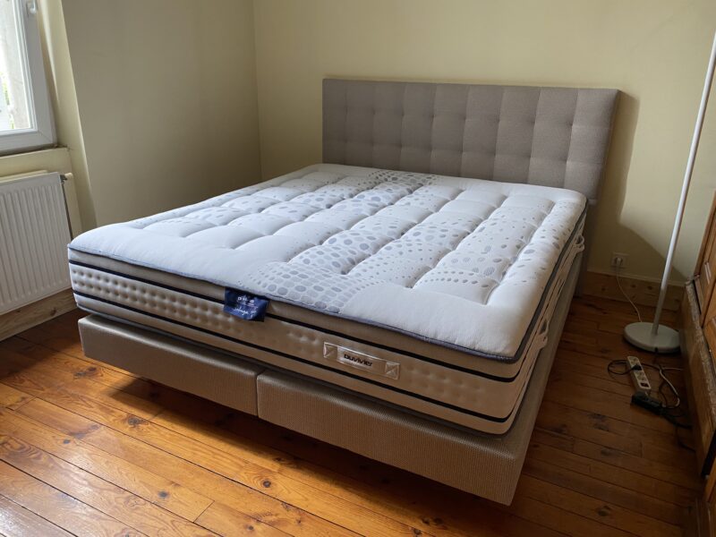 Tête de lit moderne tissu clair