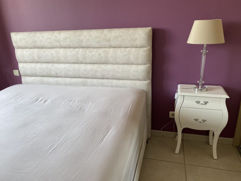 Tête de lit et sommier pieds chromé