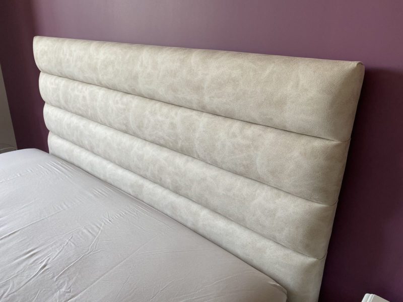 Tête de lit et sommier pieds chromé