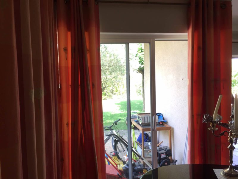 Tringle rideaux en angle et rideaux rouge occultant