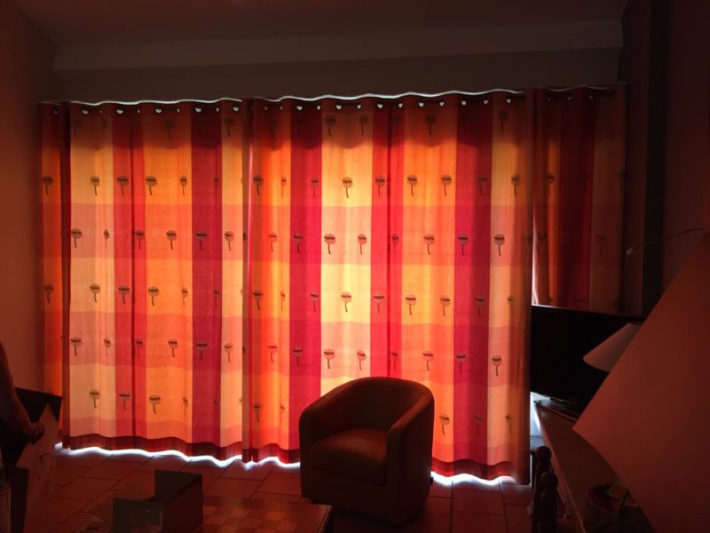 Tringle rideaux en angle et rideaux rouge occultant