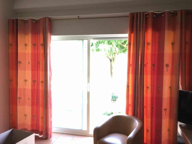Tringle rideaux en angle et rideaux rouge occultant