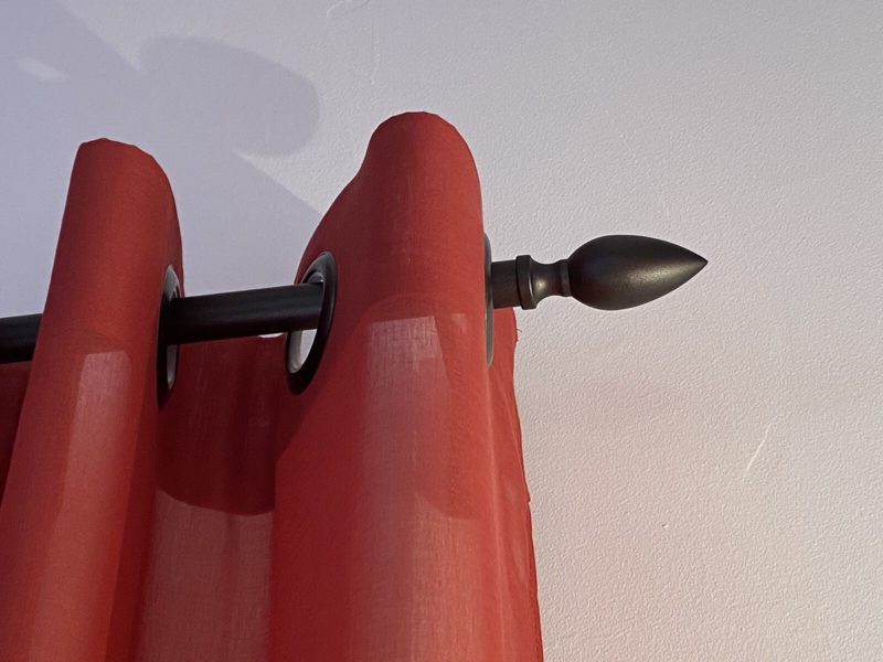 Chantier de rideaux voilage rouge et vert