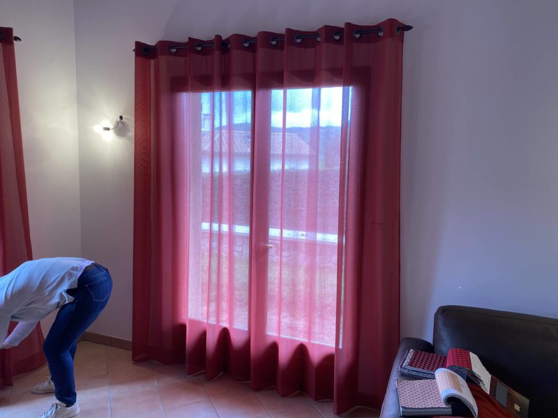 Chantier de rideaux voilage rouge et vert