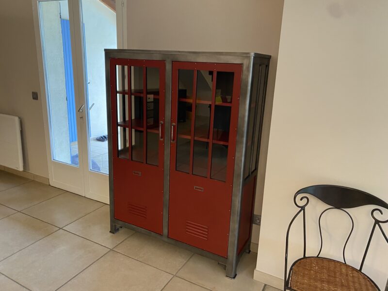 Vitrine indus laque rouge et gris acier