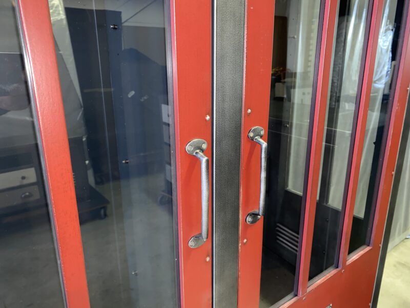 Vitrine indus laque rouge et gris acier