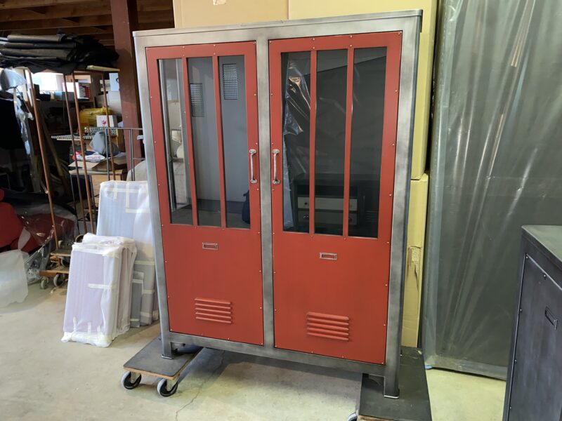 Vitrine indus laque rouge et gris acier