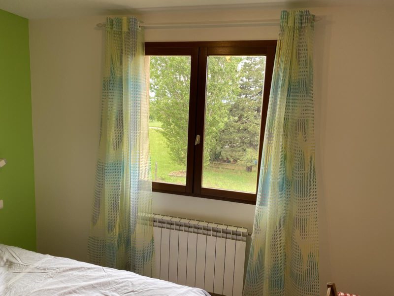 voilage pois colorés et tringle métalique chambre