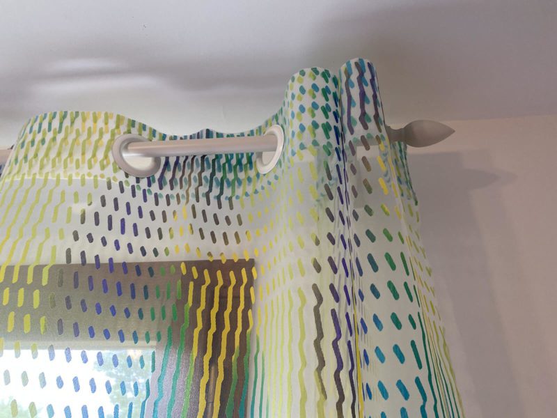 voilage pois colorés et tringle métalique chambre