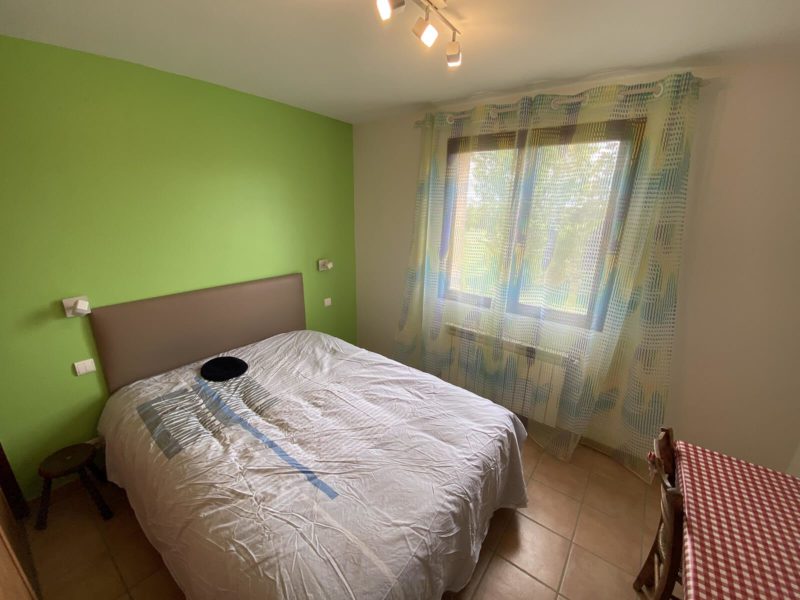 voilage pois colorés et tringle métalique chambre
