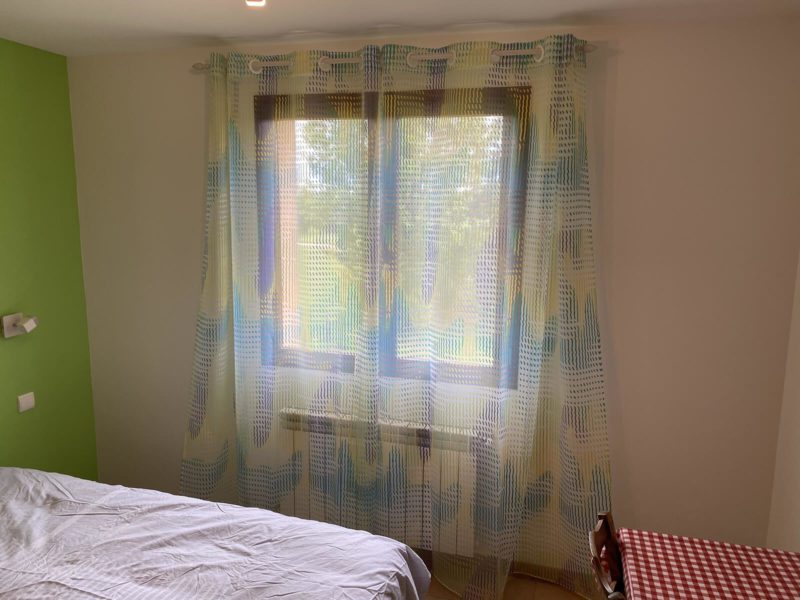 voilage pois colorés et tringle métalique chambre