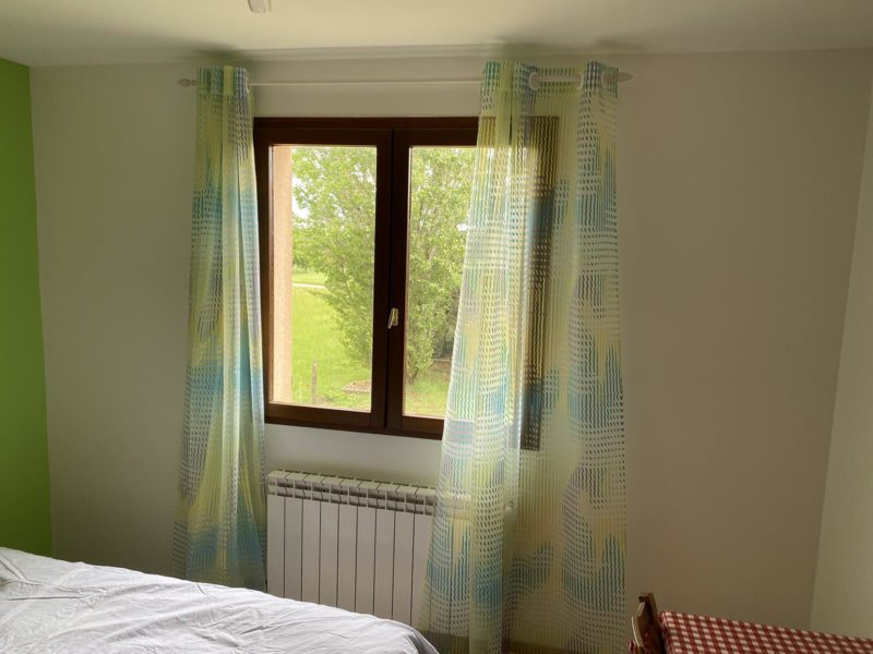 voilage pois colorés et tringle métalique chambre